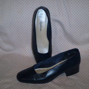 Fanfares Leslie Comfort First  Navy Pumps Size 8 Wide
